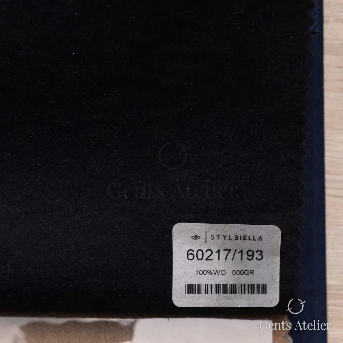 Образец ткани Stylbiella 60217/193 с этикеткой, чёрный
