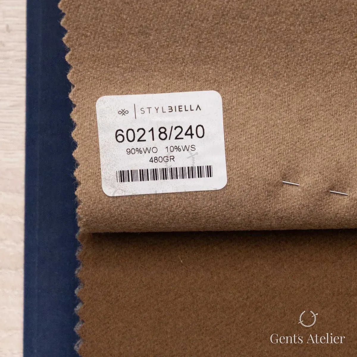 Образец ткани Stylbiella 60218/240 с этикеткой, кэмел