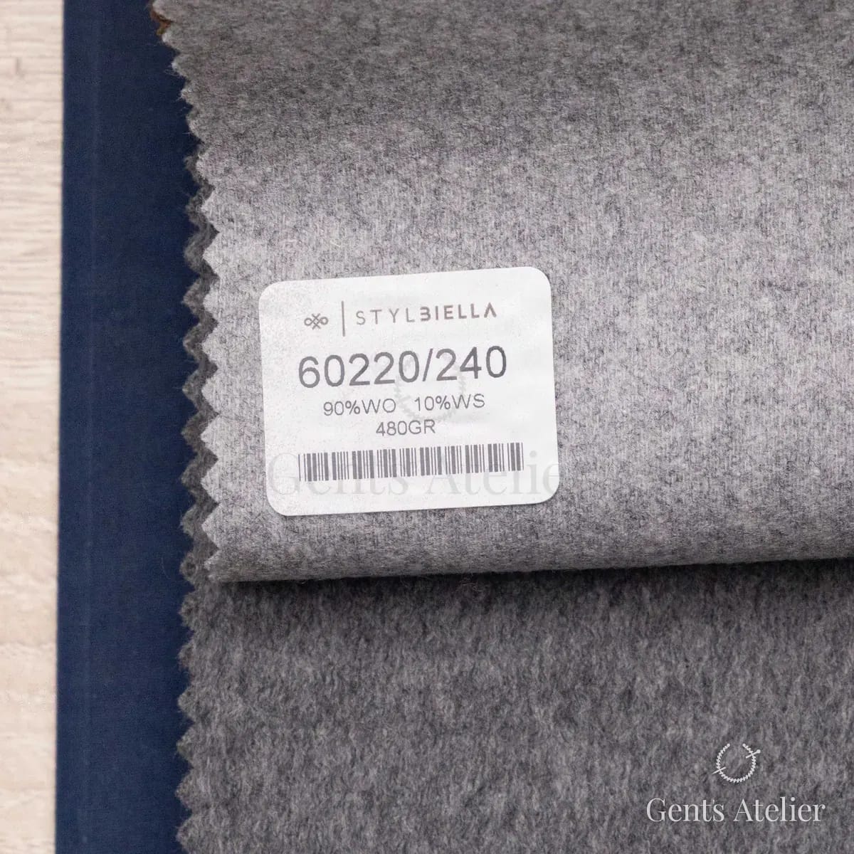 Образец ткани Stylbiella 60220/240 с этикеткой, светло-серый