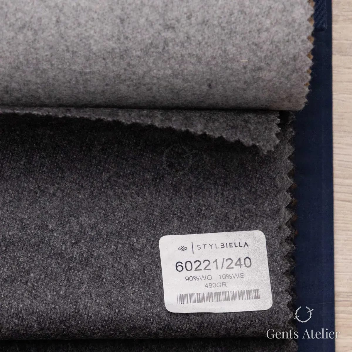 Образец ткани Stylbiella 60221/240 с этикеткой, серый