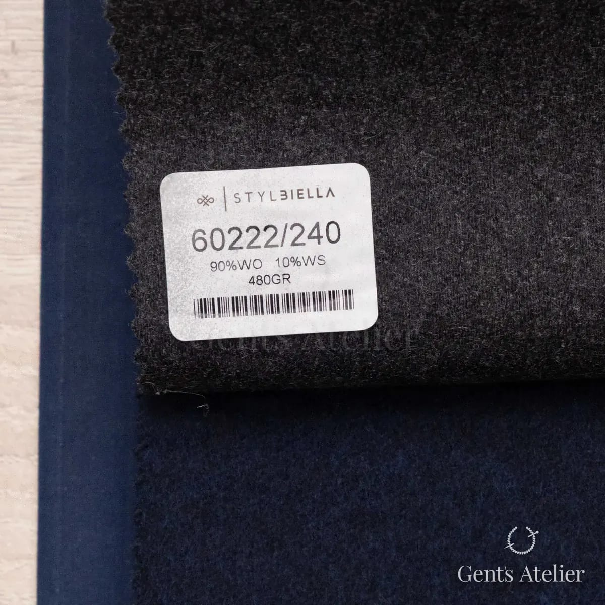 Образец ткани Stylbiella 60222/240 с этикеткой, тёмно-серый