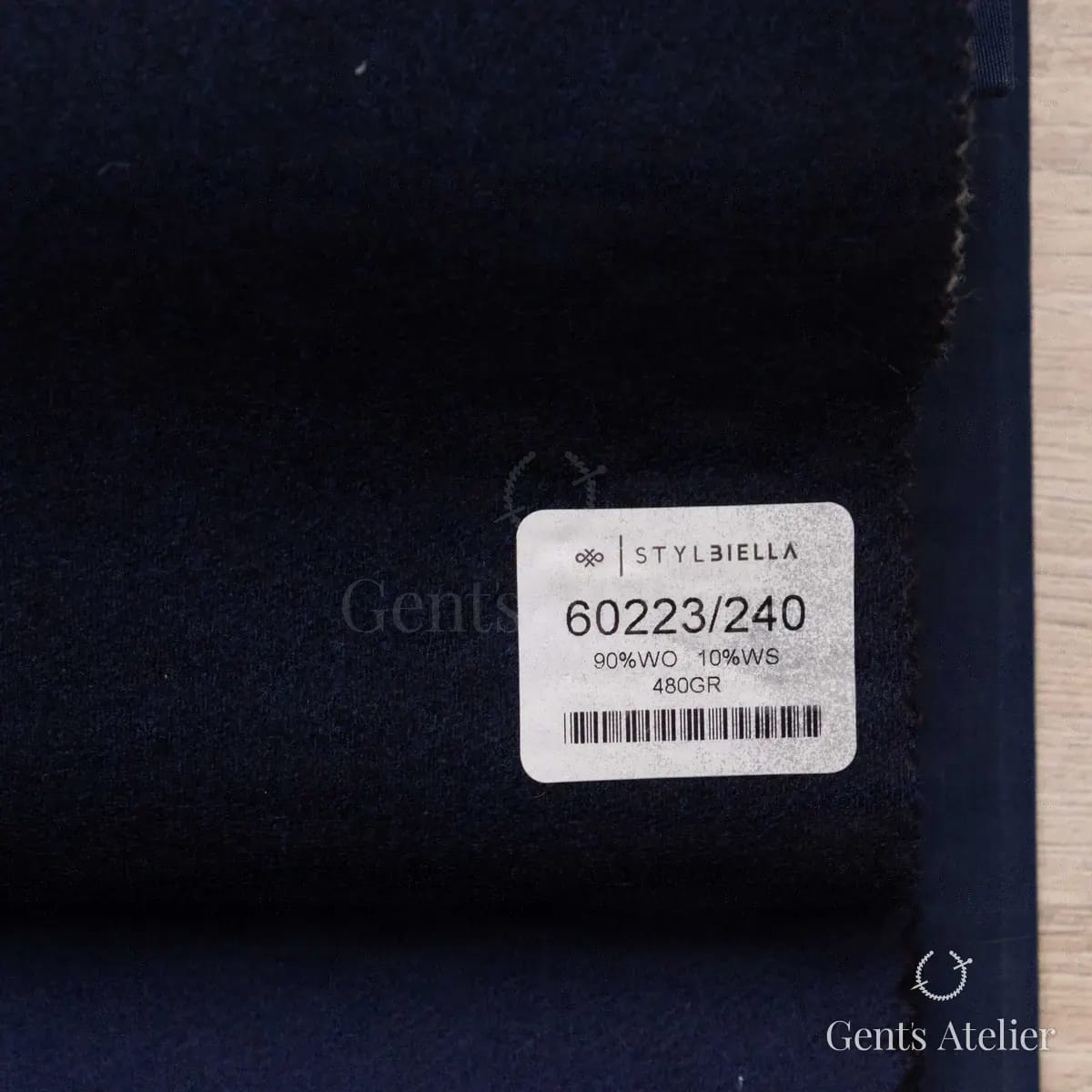 Образец ткани Stylbiella 60223/240 с этикеткой, тёмно-синий