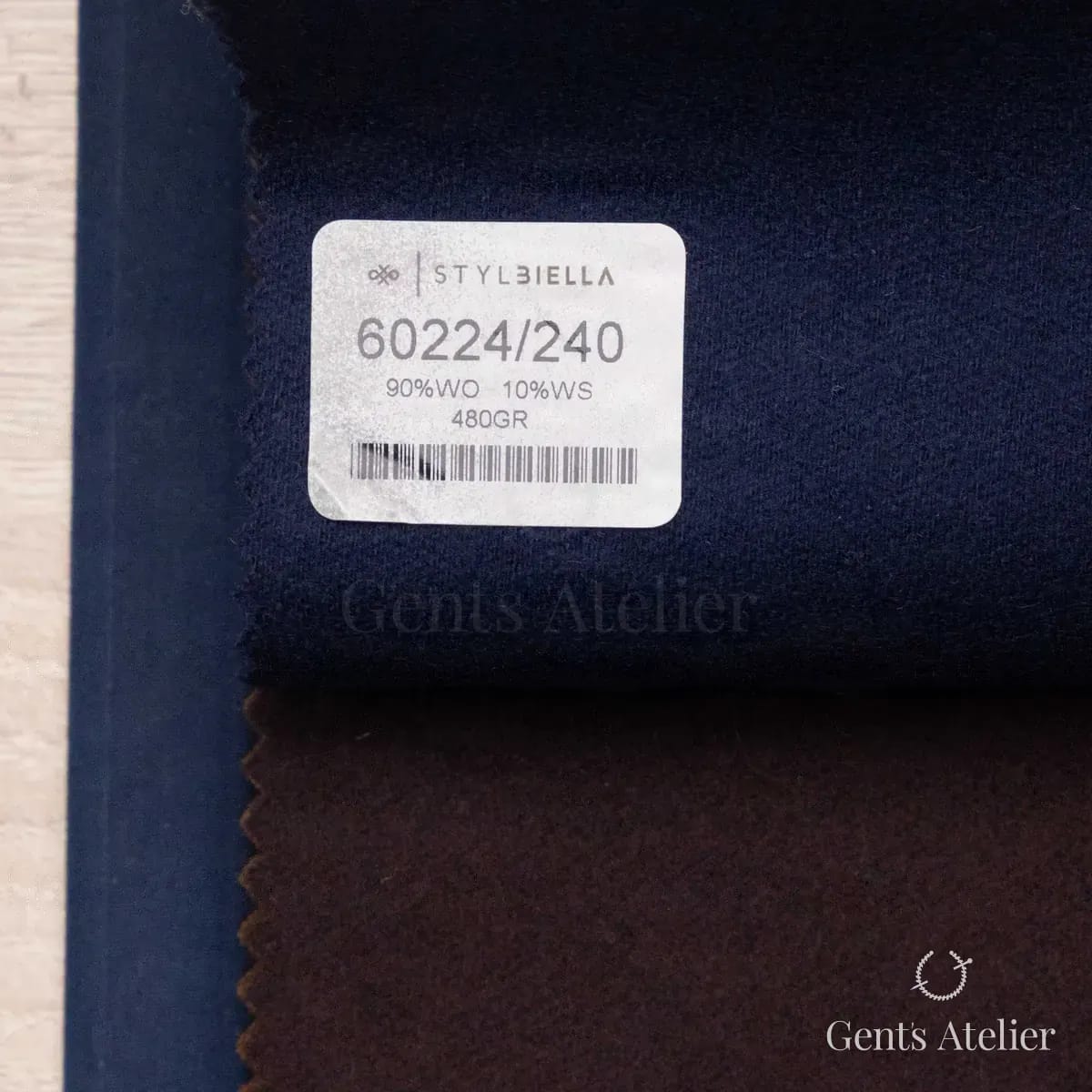 Образец ткани Stylbiella 60224/240 с этикеткой, тёмно-синий