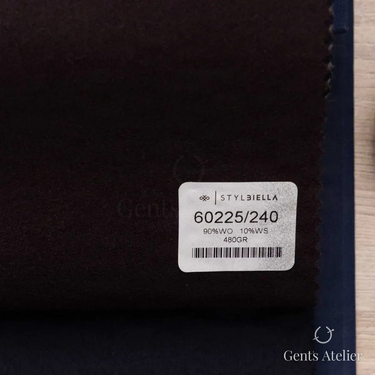 Образец ткани Stylbiella 60225/240 с этикеткой, тёмно-коричневый