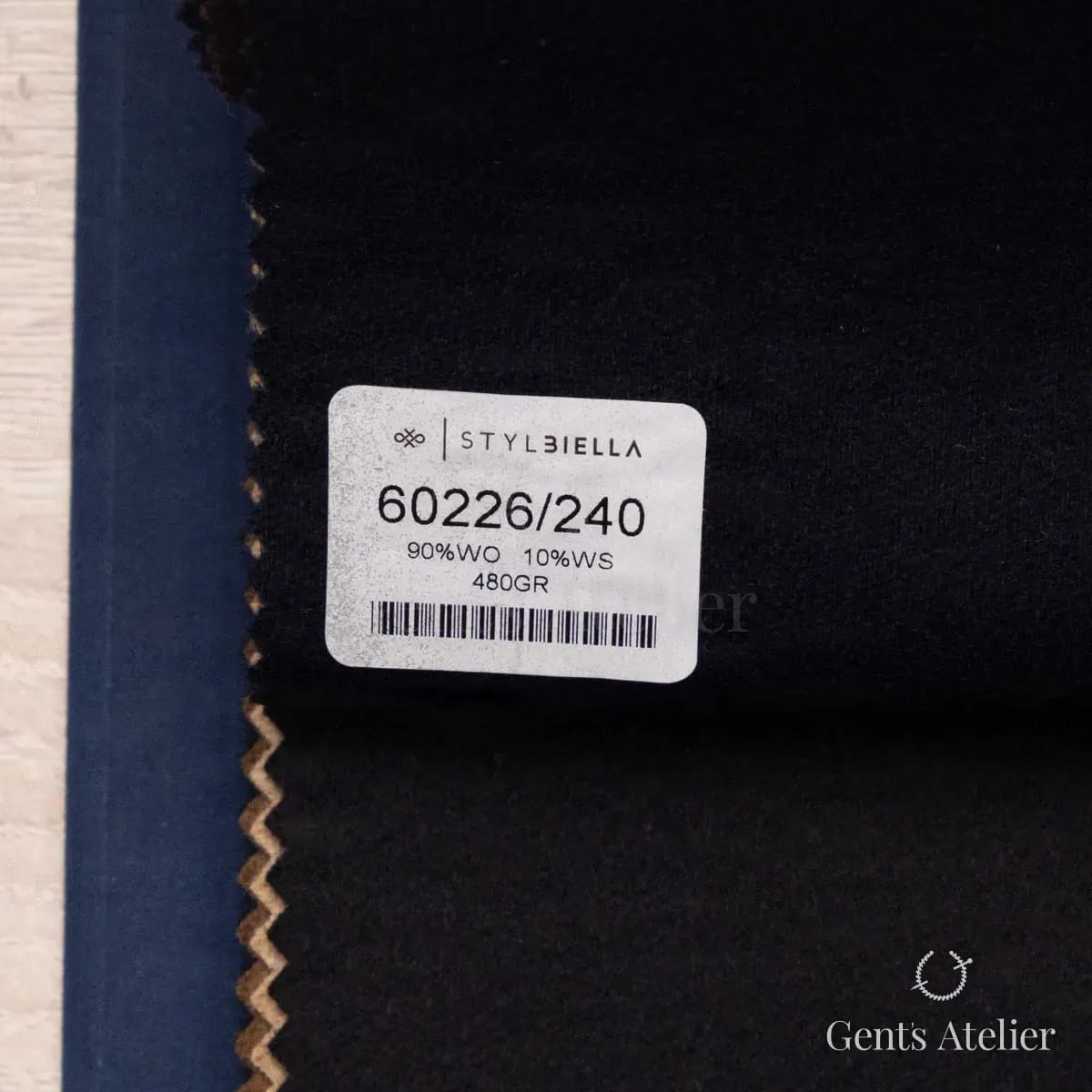 Образец ткани Stylbiella 60226/240 с этикеткой, чёрный