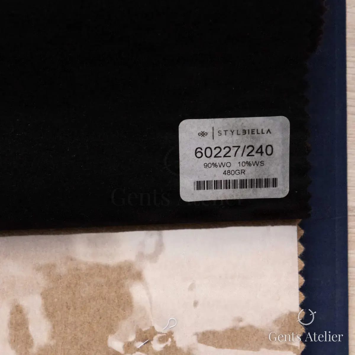 Образец ткани Stylbiella 60227/240 с этикеткой, чёрный
