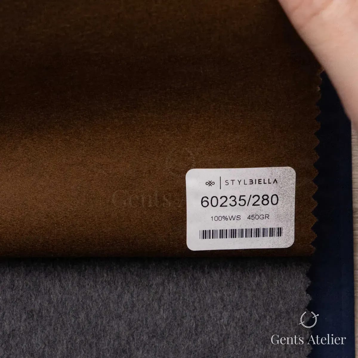 Образец ткани Stylbiella 60235/280 с этикеткой, коричневый