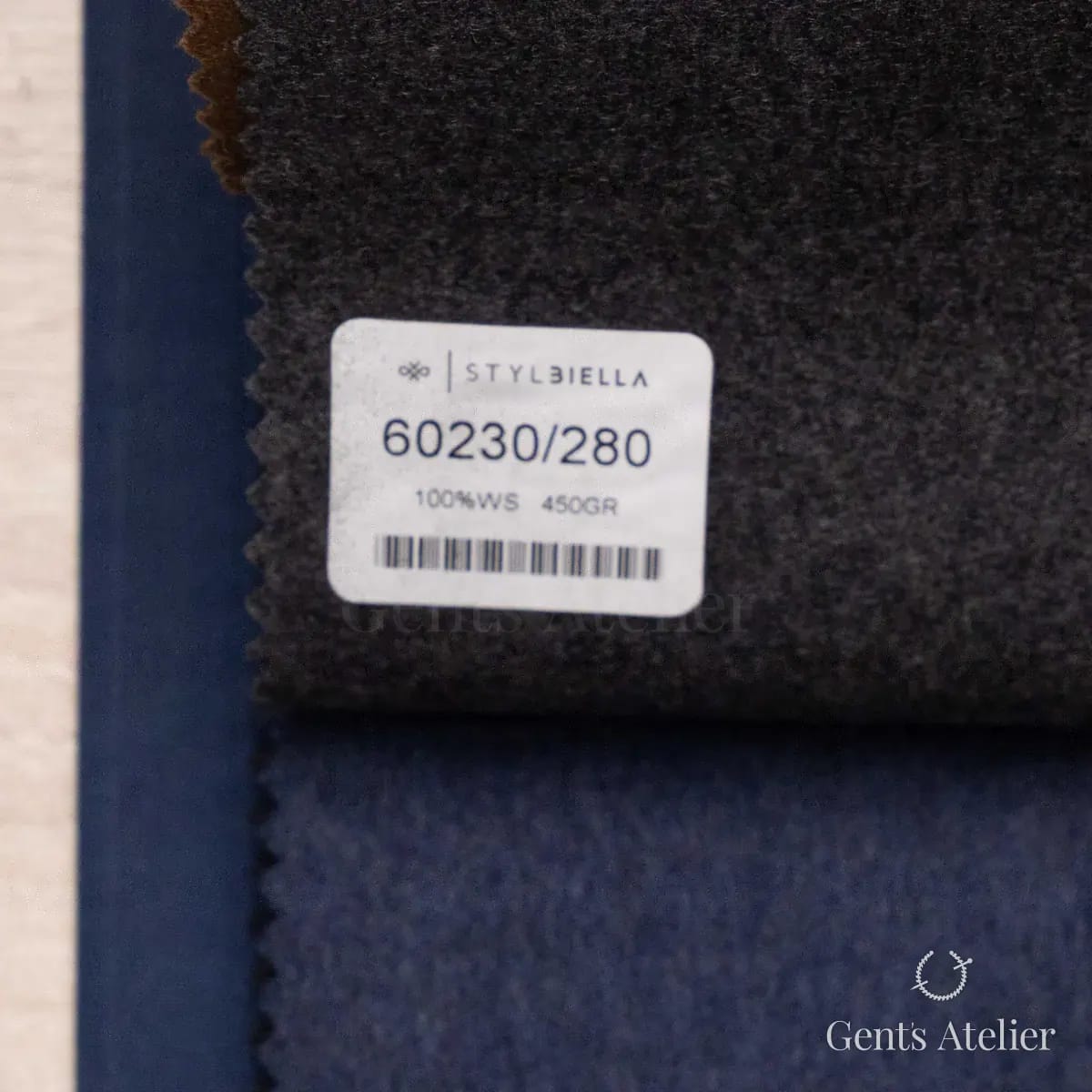 Образец ткани Stylbiella 60230/280 с этикеткой, антрацит