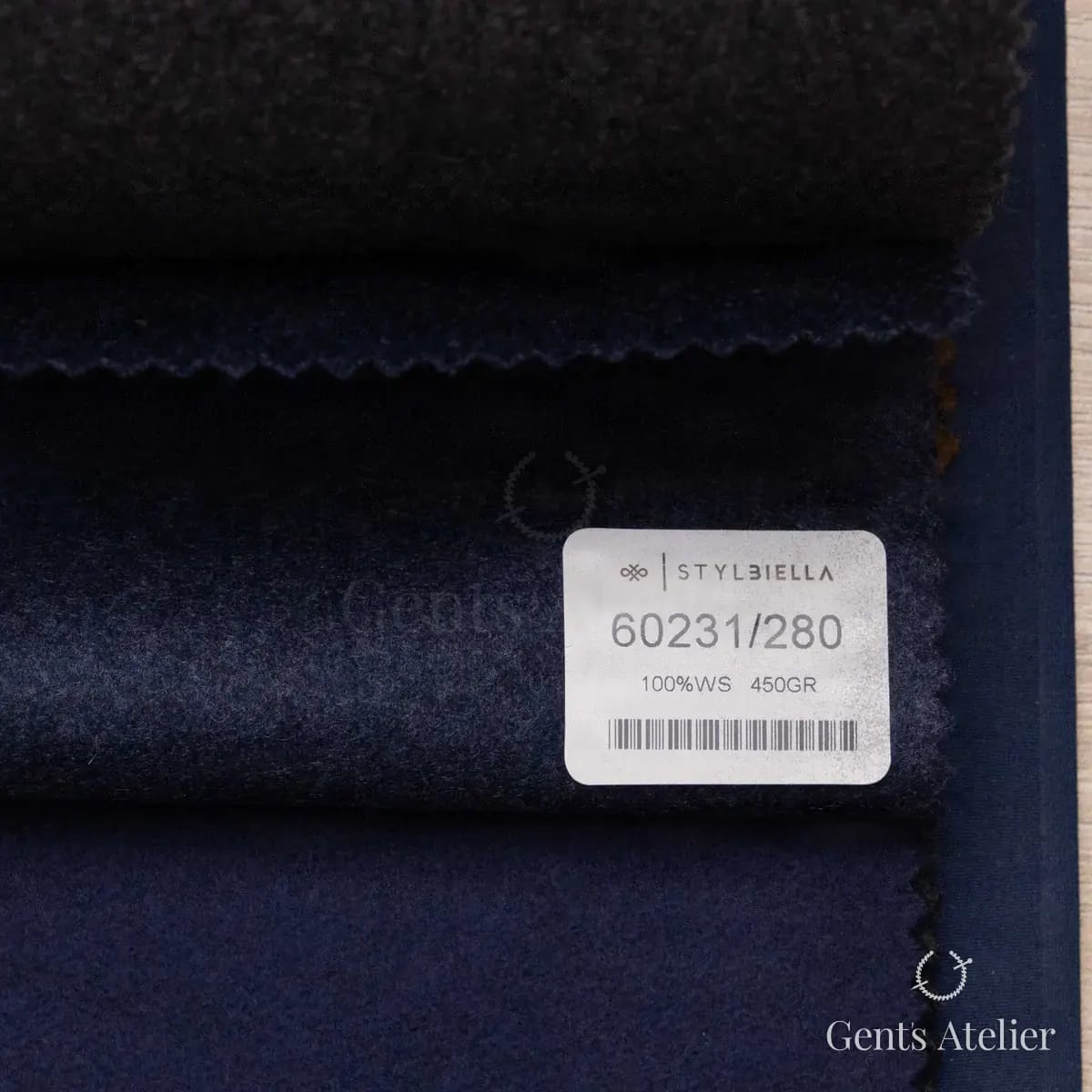 Образец ткани Stylbiella 60231/280 с этикеткой, тёмно-синий