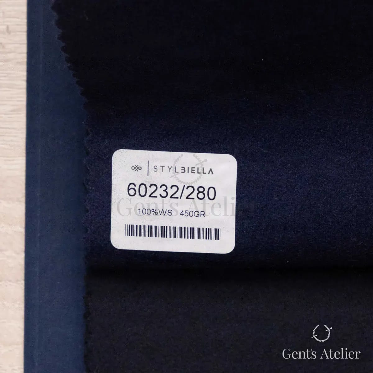 Образец ткани Stylbiella 60232/280 с этикеткой, тёмно-синий