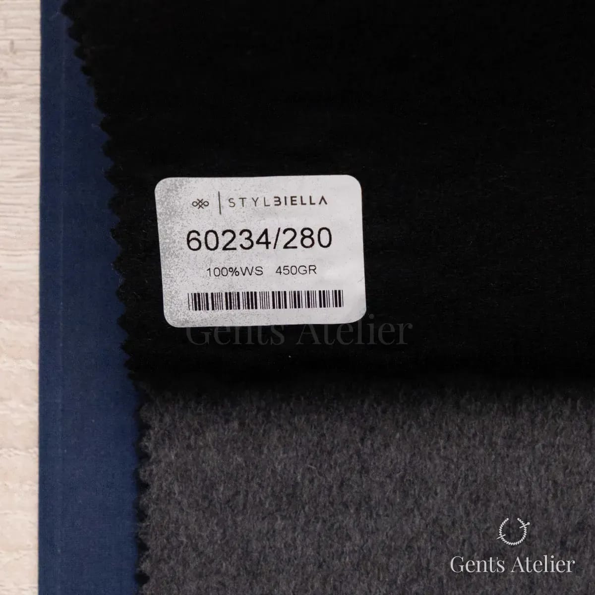 Образец ткани Stylbiella 60234/280 с этикеткой, чёрный