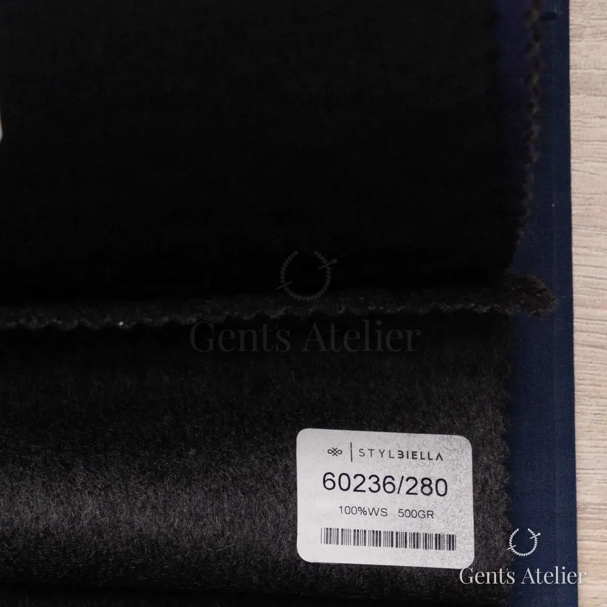 Образец ткани Stylbiella 60236/280 с этикеткой, антрацит