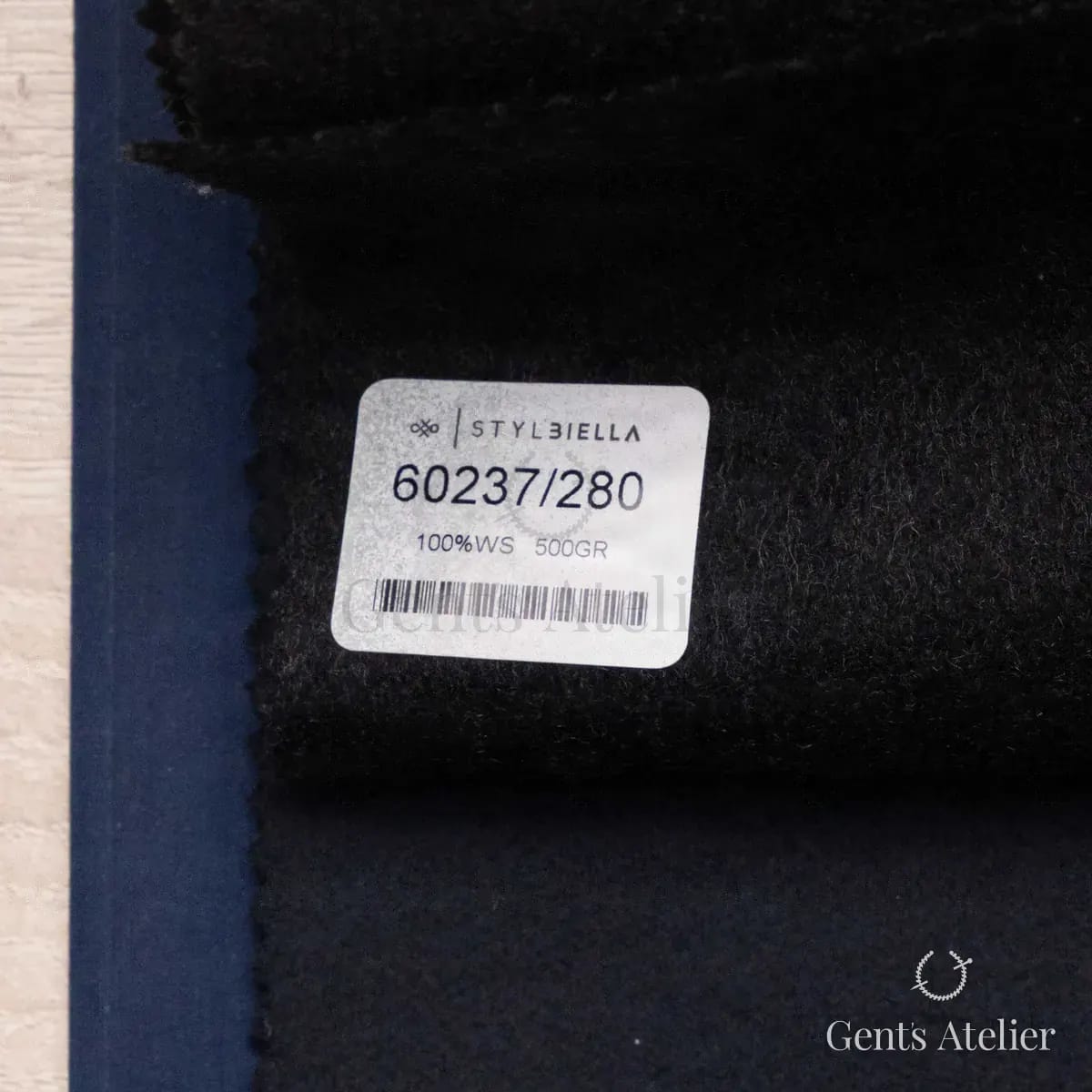 Образец ткани Stylbiella 60237/280 с этикеткой, тёмно-серый
