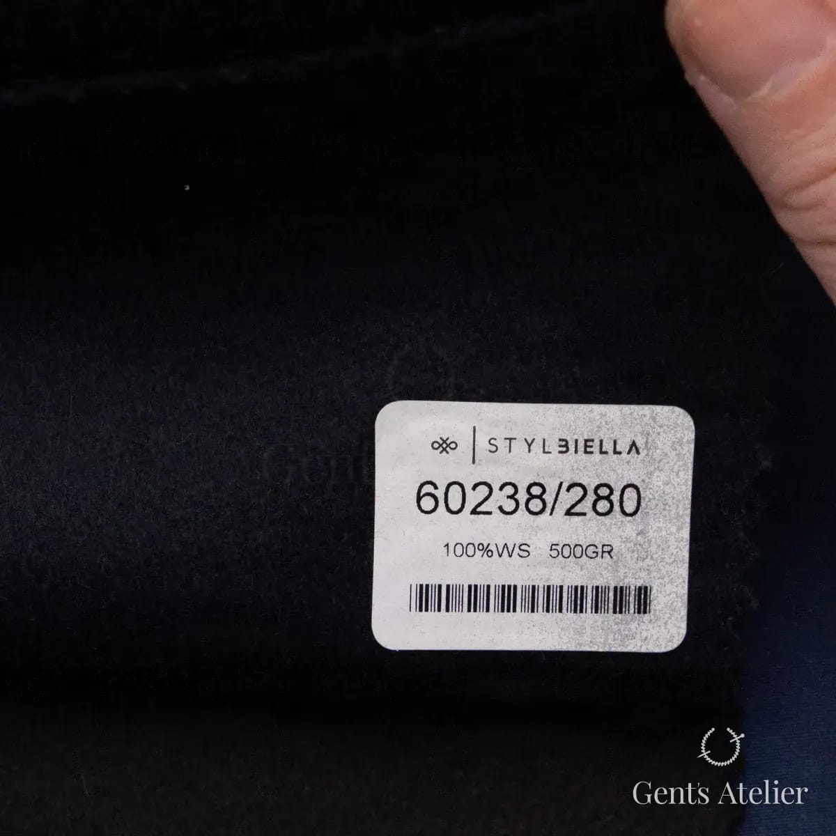 Образец ткани Stylbiella 60238/280 с этикеткой, чёрный