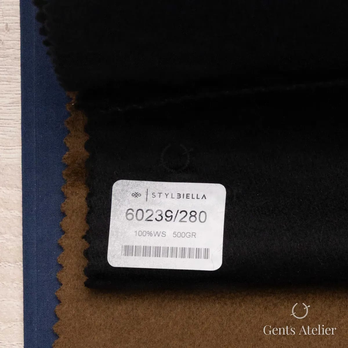 Образец ткани Stylbiella 60239/280 с этикеткой, чёрный