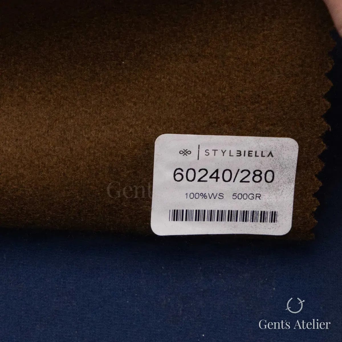 Образец ткани Stylbiella 60240/280 с этикеткой, кэмел