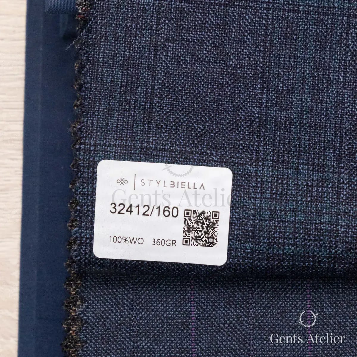 Образец ткани Stylbiella 32412/160 с этикеткой, тёмно-синий