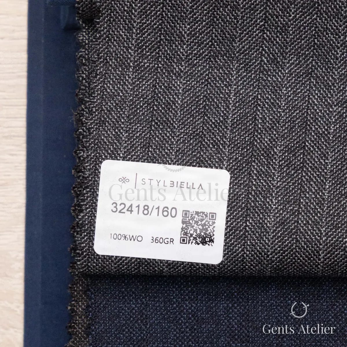 Образец ткани Stylbiella 32418/160 с этикеткой, тёмно-серый