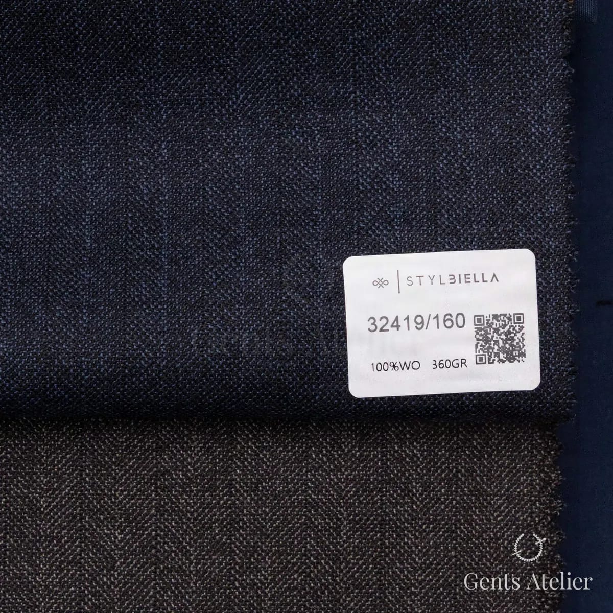 Образец ткани Stylbiella 32419/160 с этикеткой, тёмно-синий
