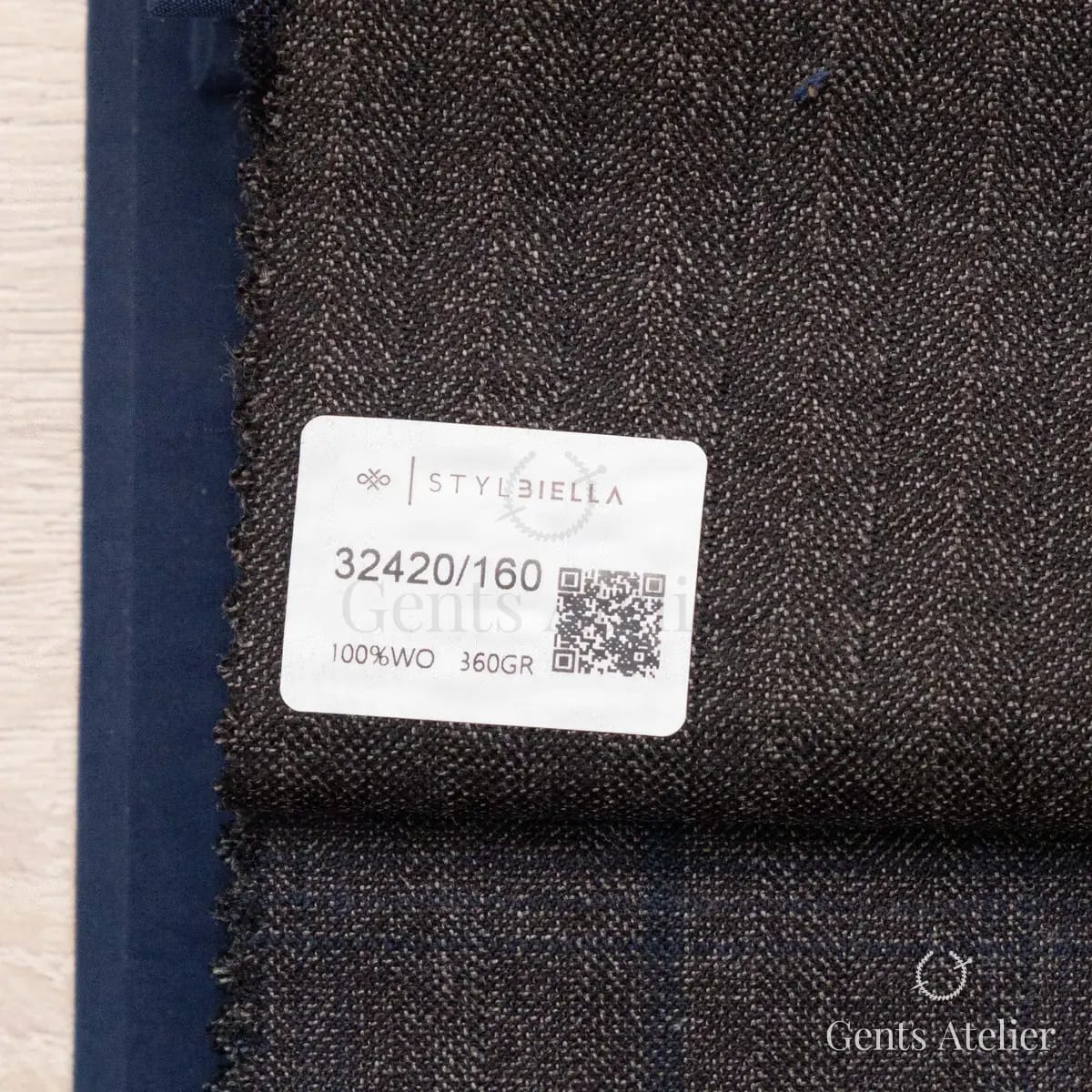 Образец ткани Stylbiella 32420/160 с этикеткой, тёмно-коричневый