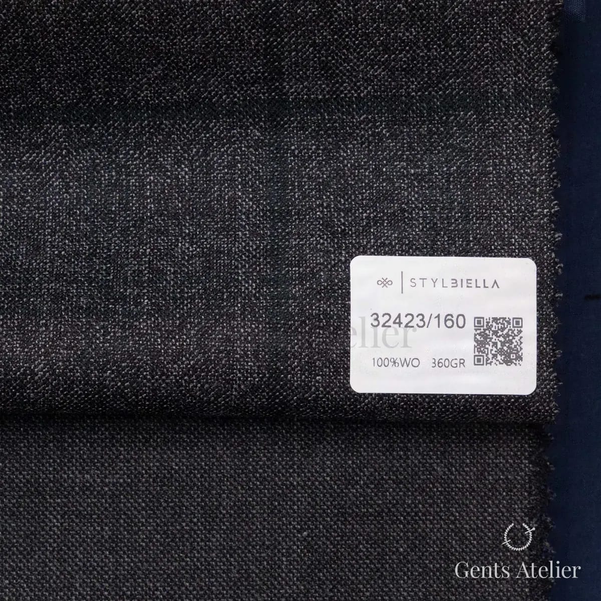 Образец ткани Stylbiella 32423/160 с этикеткой, тёмно-серый