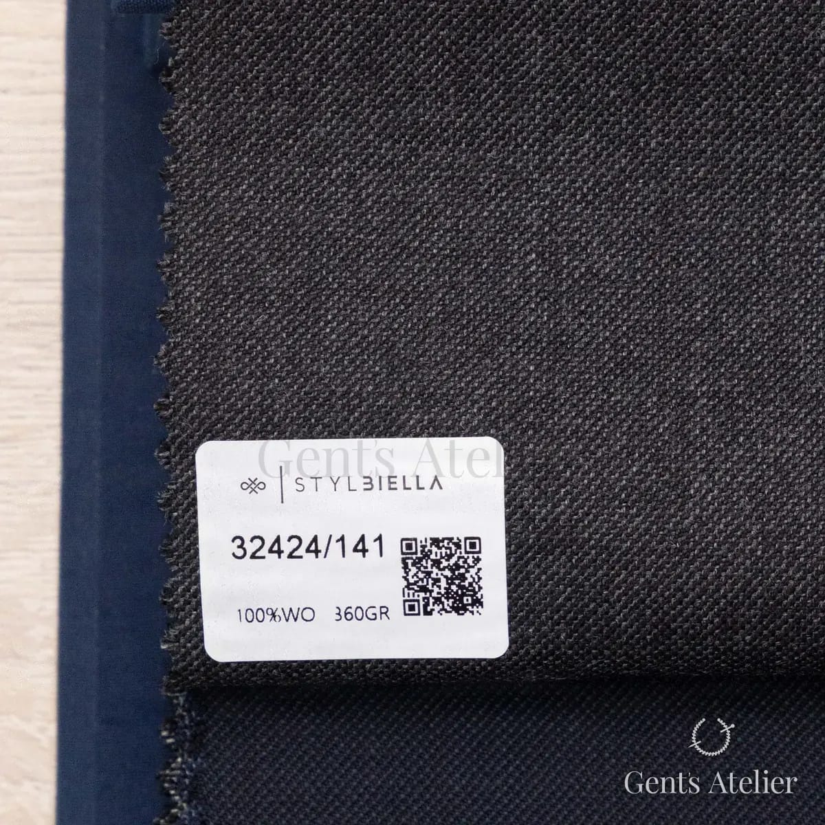 Образец ткани Stylbiella 32424/141 с этикеткой, антрацит