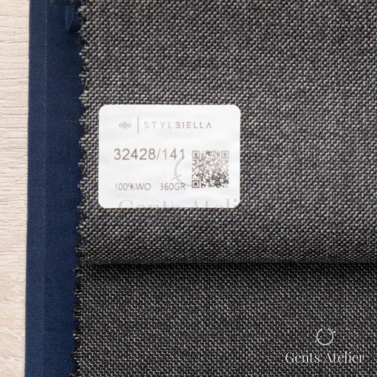 Образец ткани Stylbiella 32428/141 с этикеткой, тёмно-серый