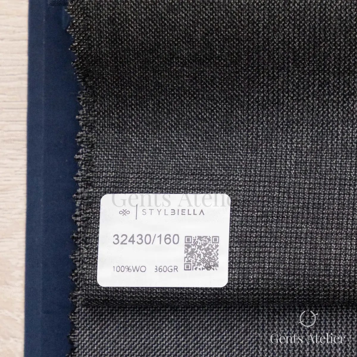 Образец ткани Stylbiella 32430/160 с этикеткой, тёмно-серый