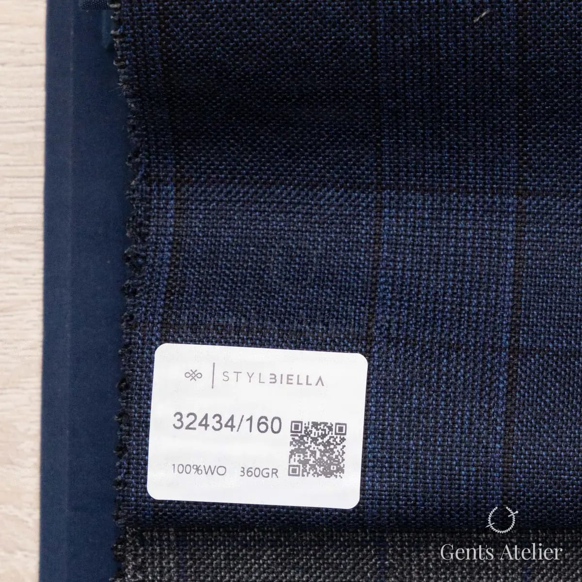 Образец ткани Stylbiella 32434/160 с этикеткой, тёмно-синий