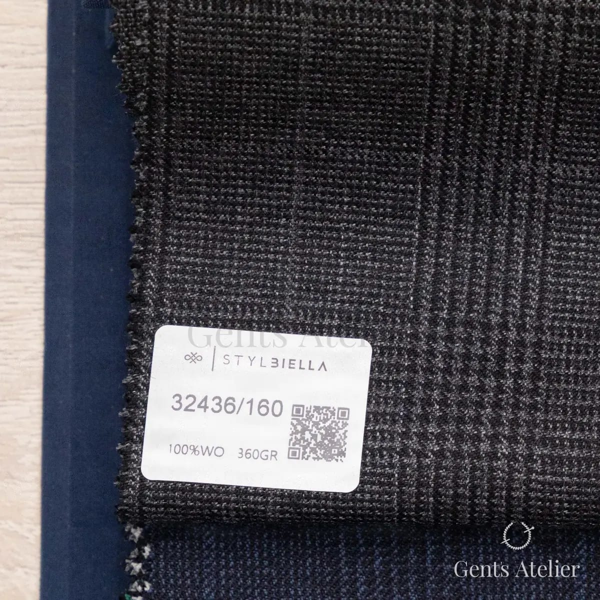 Образец ткани Stylbiella 32436/160 с этикеткой, антрацит