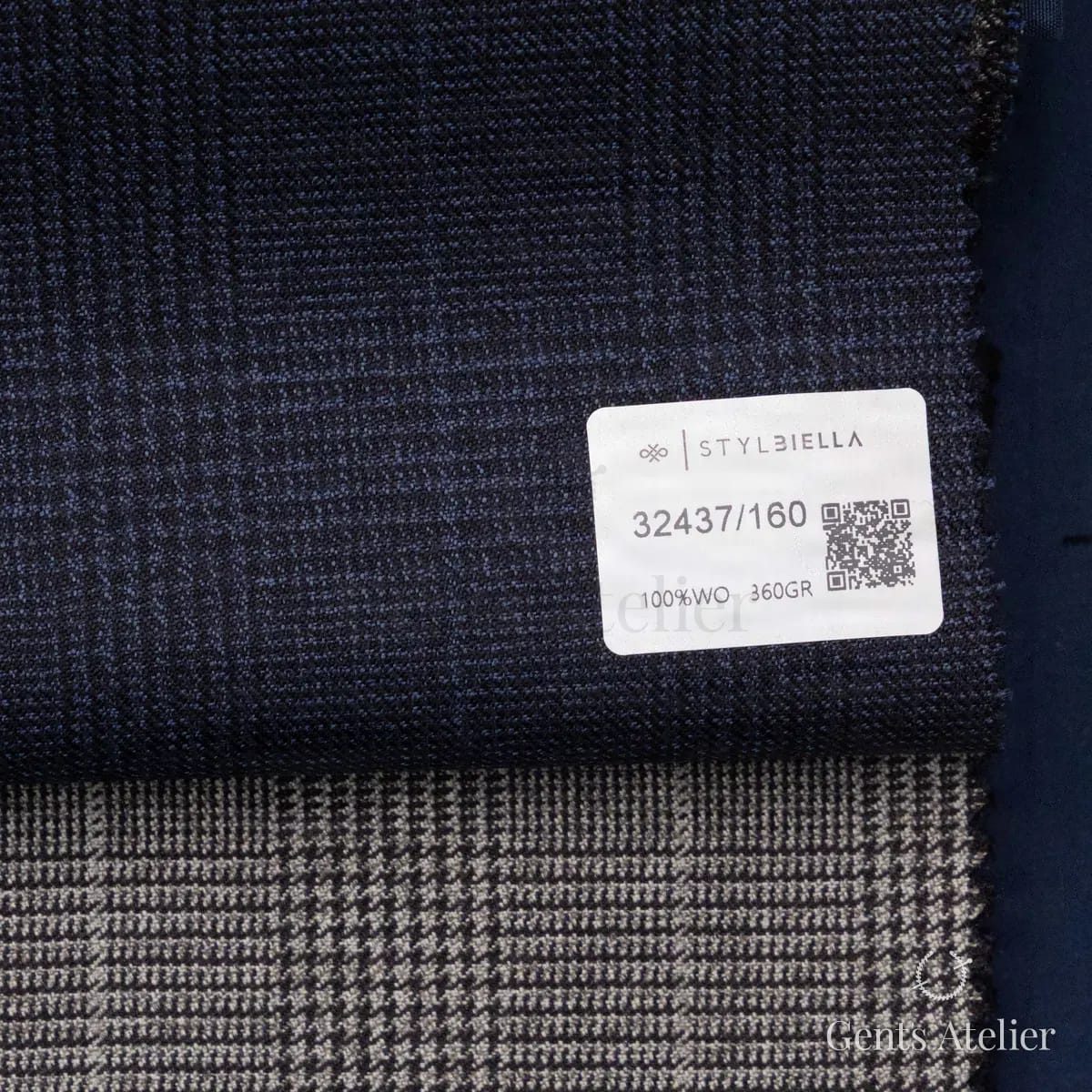 Образец ткани Stylbiella 32437/160 с этикеткой, тёмно-синий