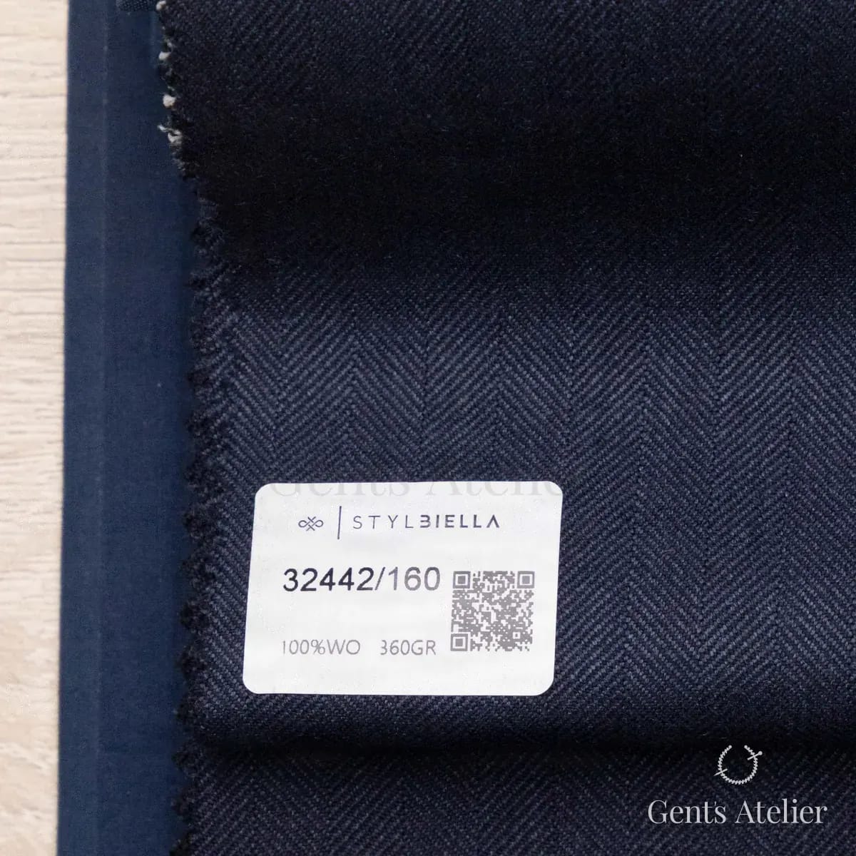 Образец ткани Stylbiella 32442/160 с этикеткой, тёмно-синий