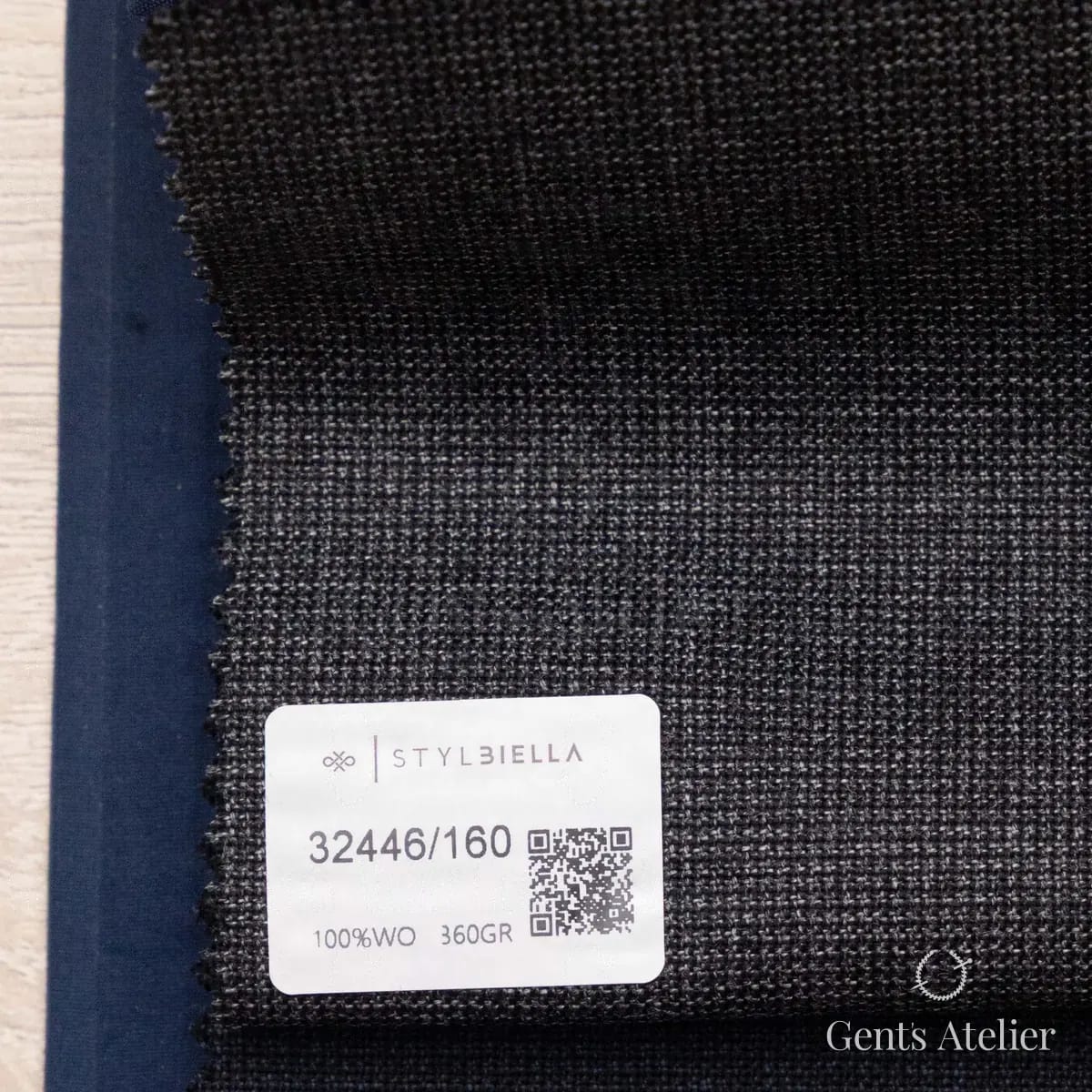 Образец ткани Stylbiella 32446/160 с этикеткой, тёмно-серый