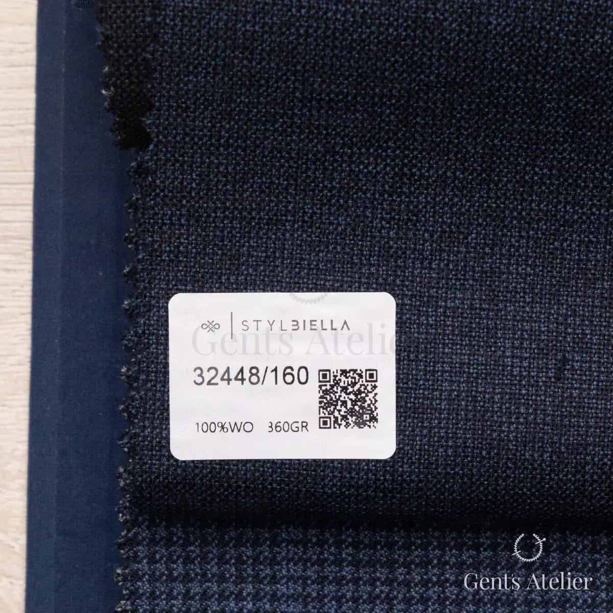 Образец ткани Stylbiella 32448/160 с этикеткой, тёмно-синий