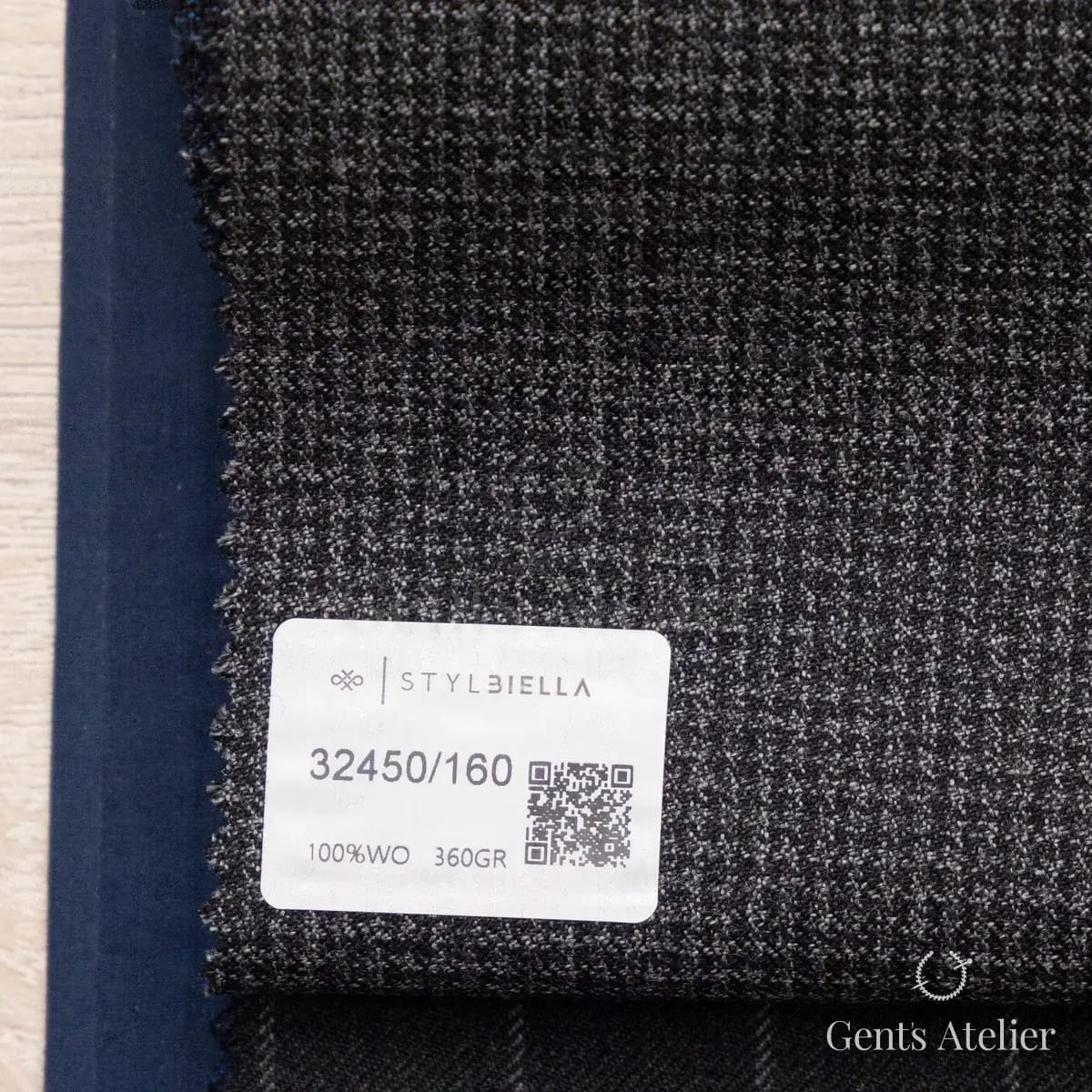 Образец ткани Stylbiella 32450/160 с этикеткой, тёмно-серый