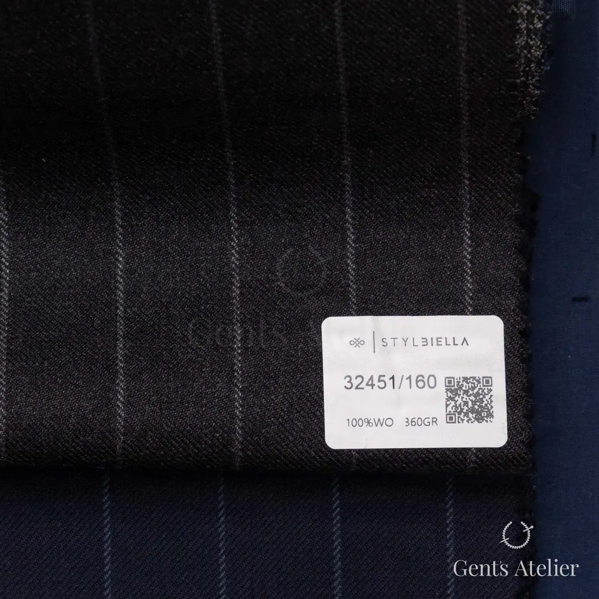 Образец ткани Stylbiella 32451/160 с этикеткой, тёмно-серый
