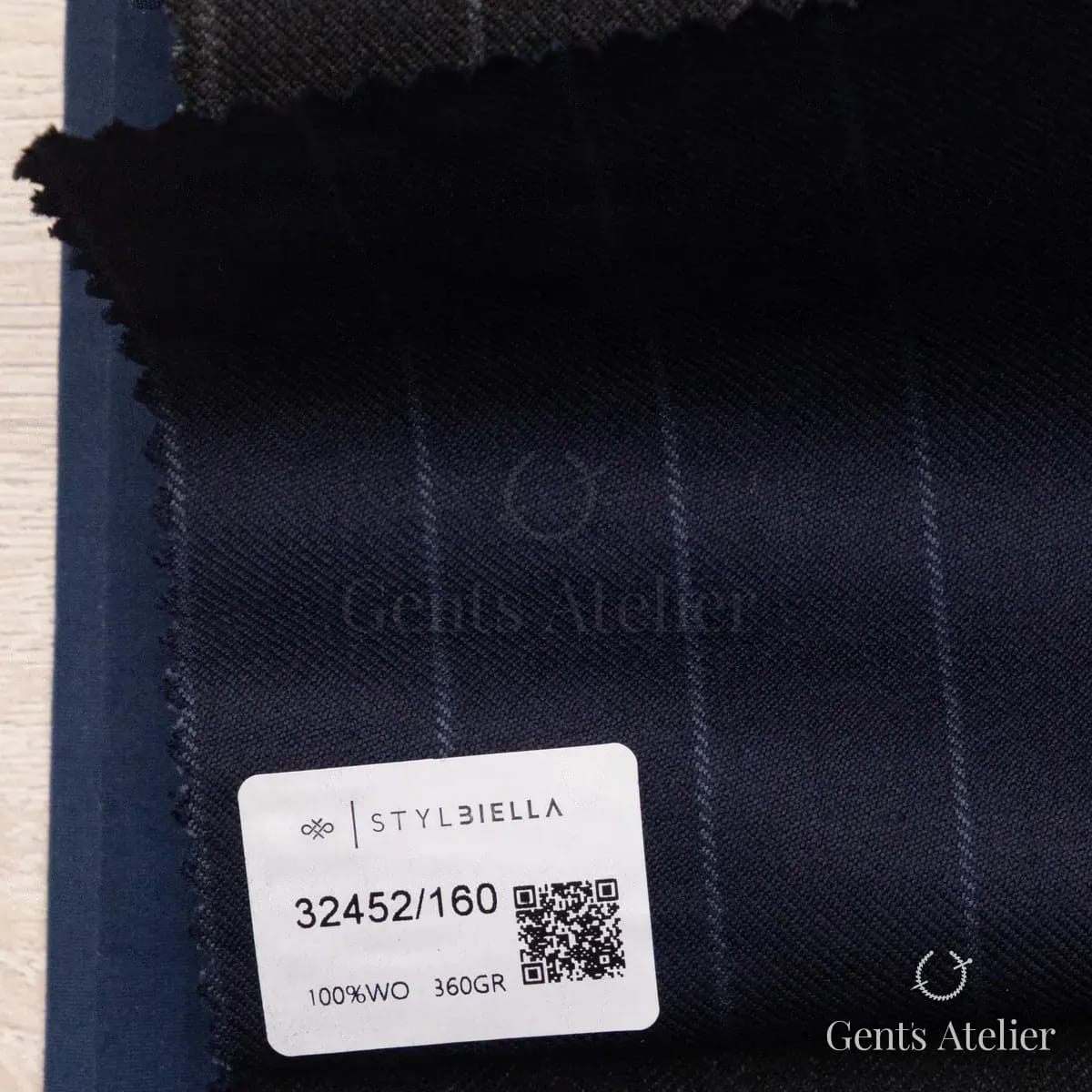 Образец ткани Stylbiella 32452/160 с этикеткой, тёмно-синий
