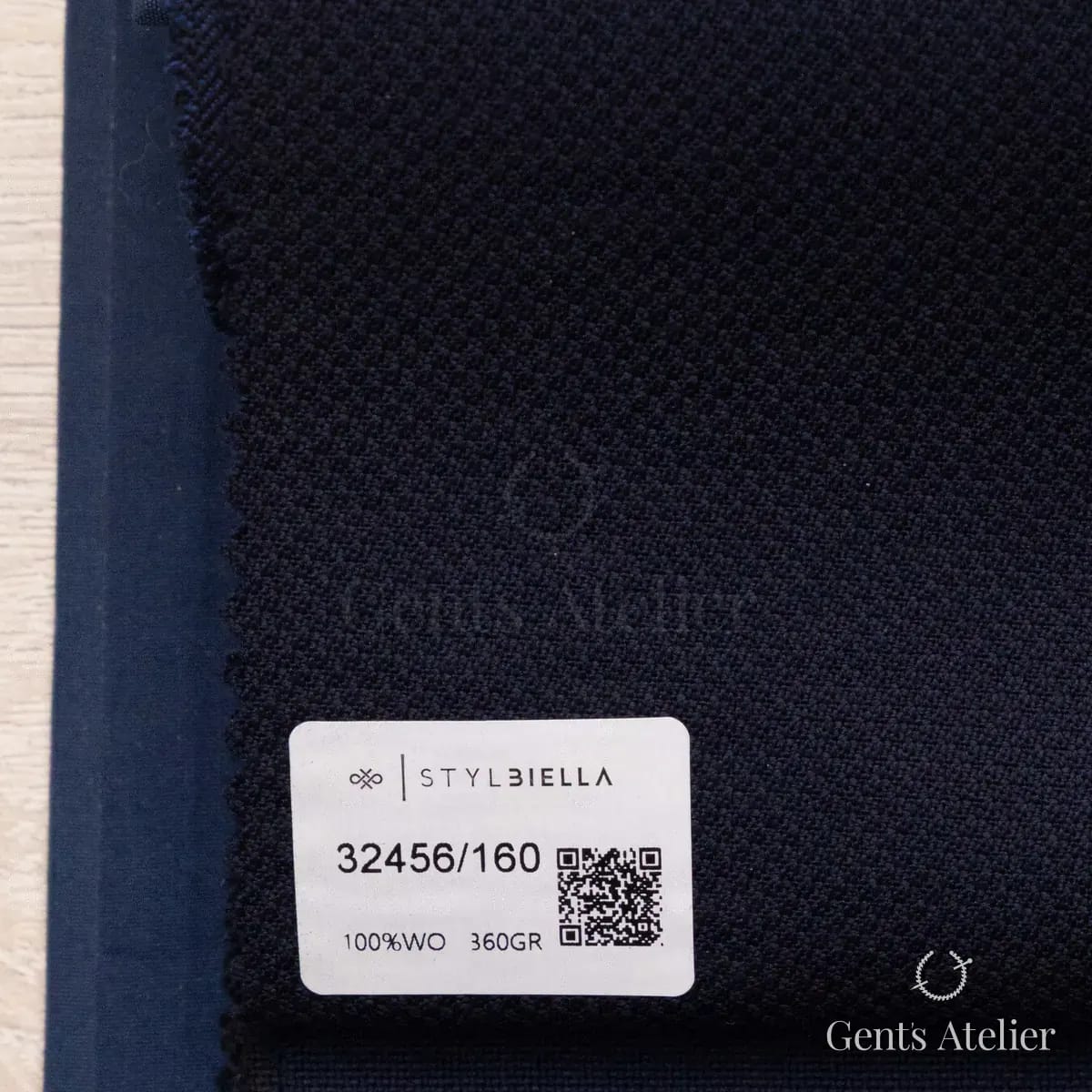 Образец ткани Stylbiella 32456/160 с этикеткой, тёмно-синий