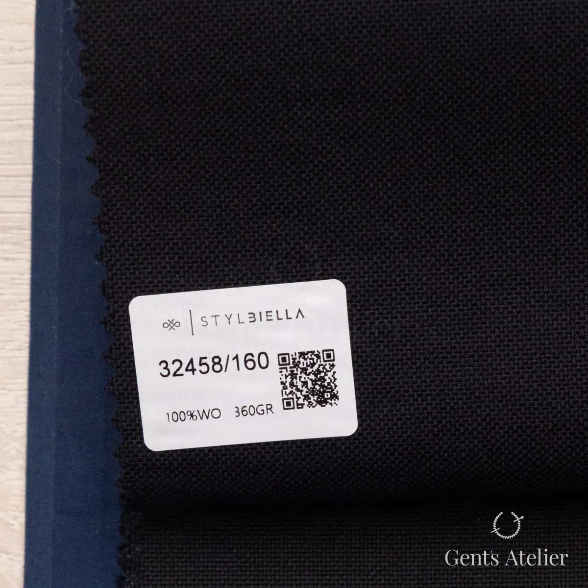 Образец ткани Stylbiella 32458/160 с этикеткой, чёрный