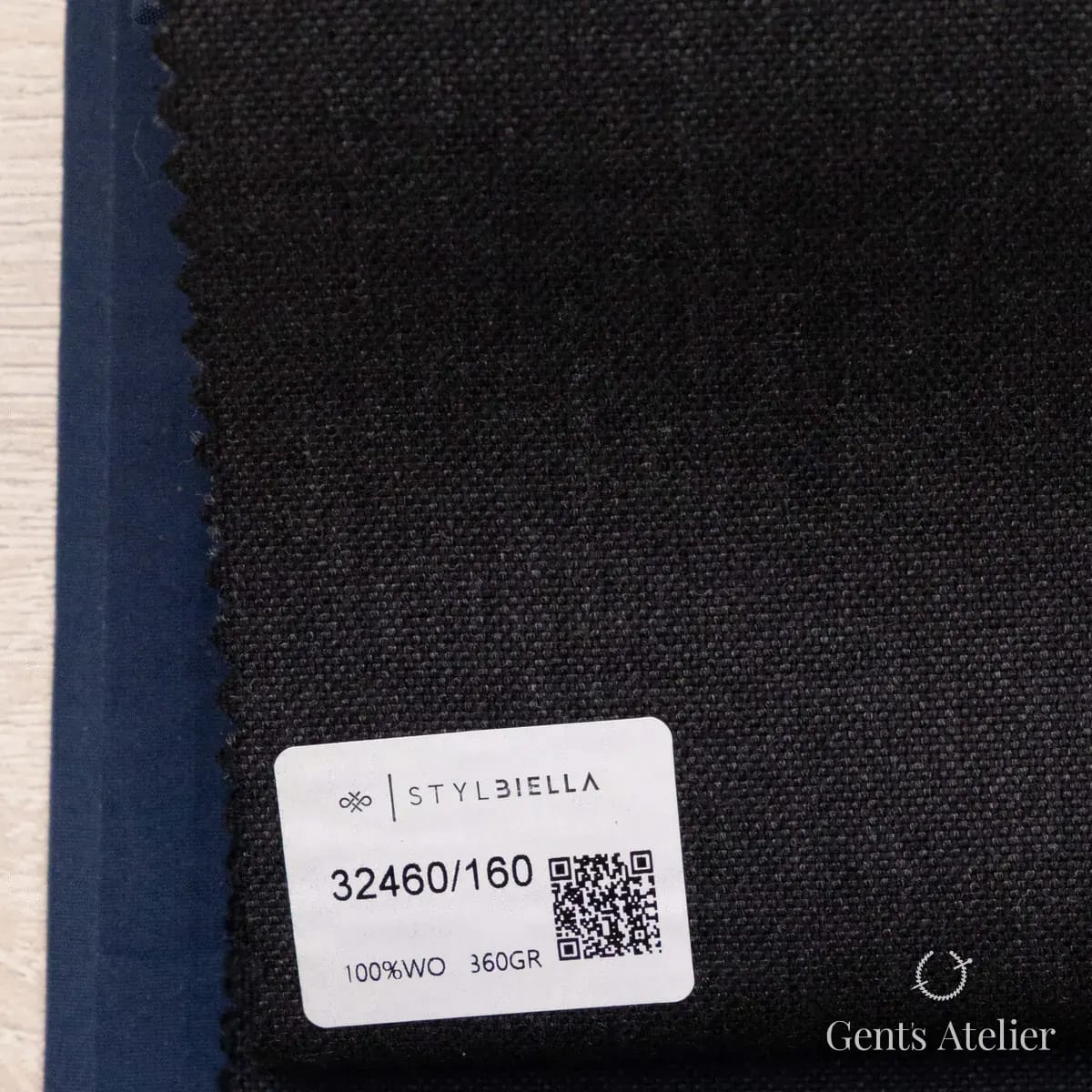Образец ткани Stylbiella 32460/160 с этикеткой, тёмно-серый
