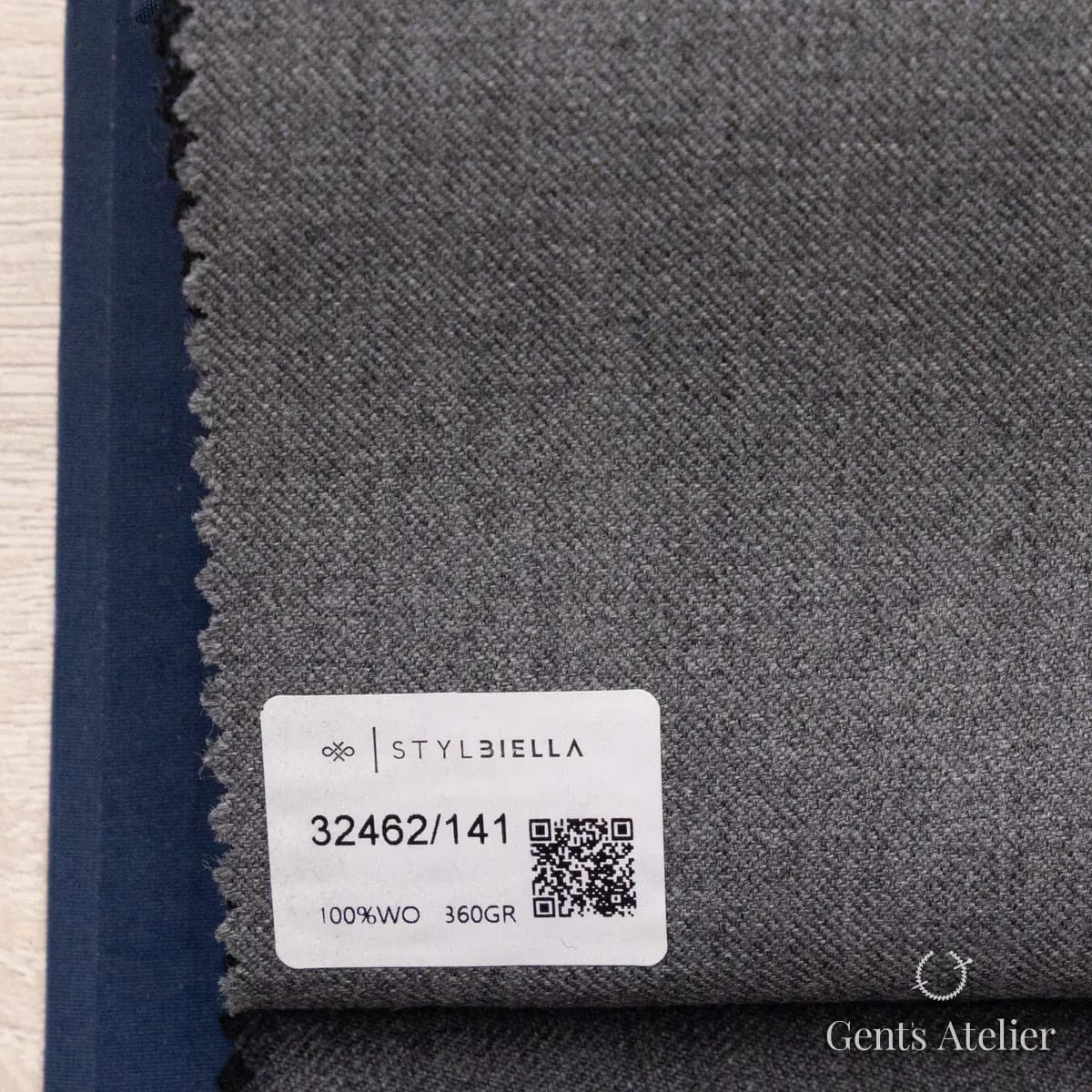 Образец ткани Stylbiella 32462/141 с этикеткой, светло-серый