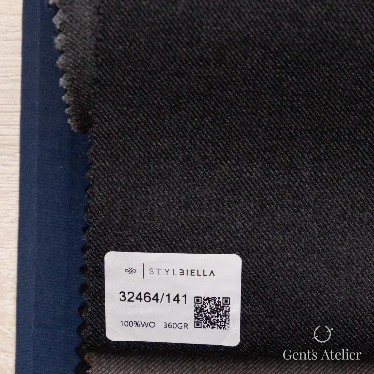 Образец ткани Stylbiella 32464/141 с этикеткой, угольный
