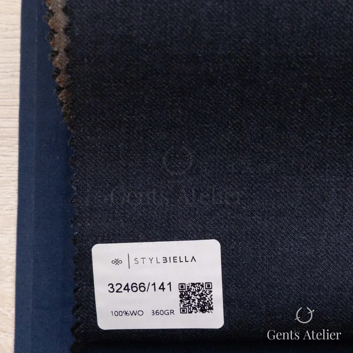 Образец ткани Stylbiella 32466/141 с этикеткой, тёмно-синий