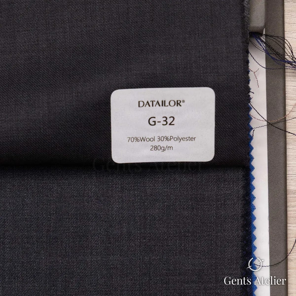 Образец ткани Tailor G-32 с этикеткой, тёмно-серый