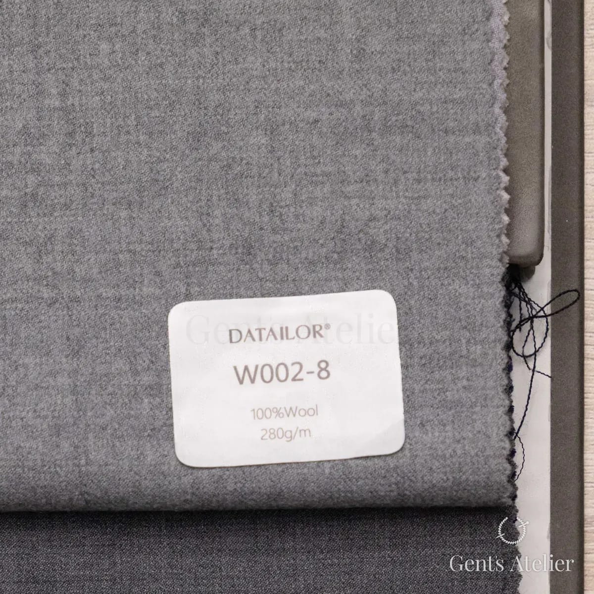 Образец ткани Tailor W002-8 с этикеткой, серый