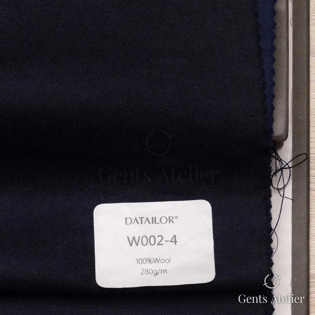Образец ткани Tailor W002-4 с этикеткой, тёмно-синий