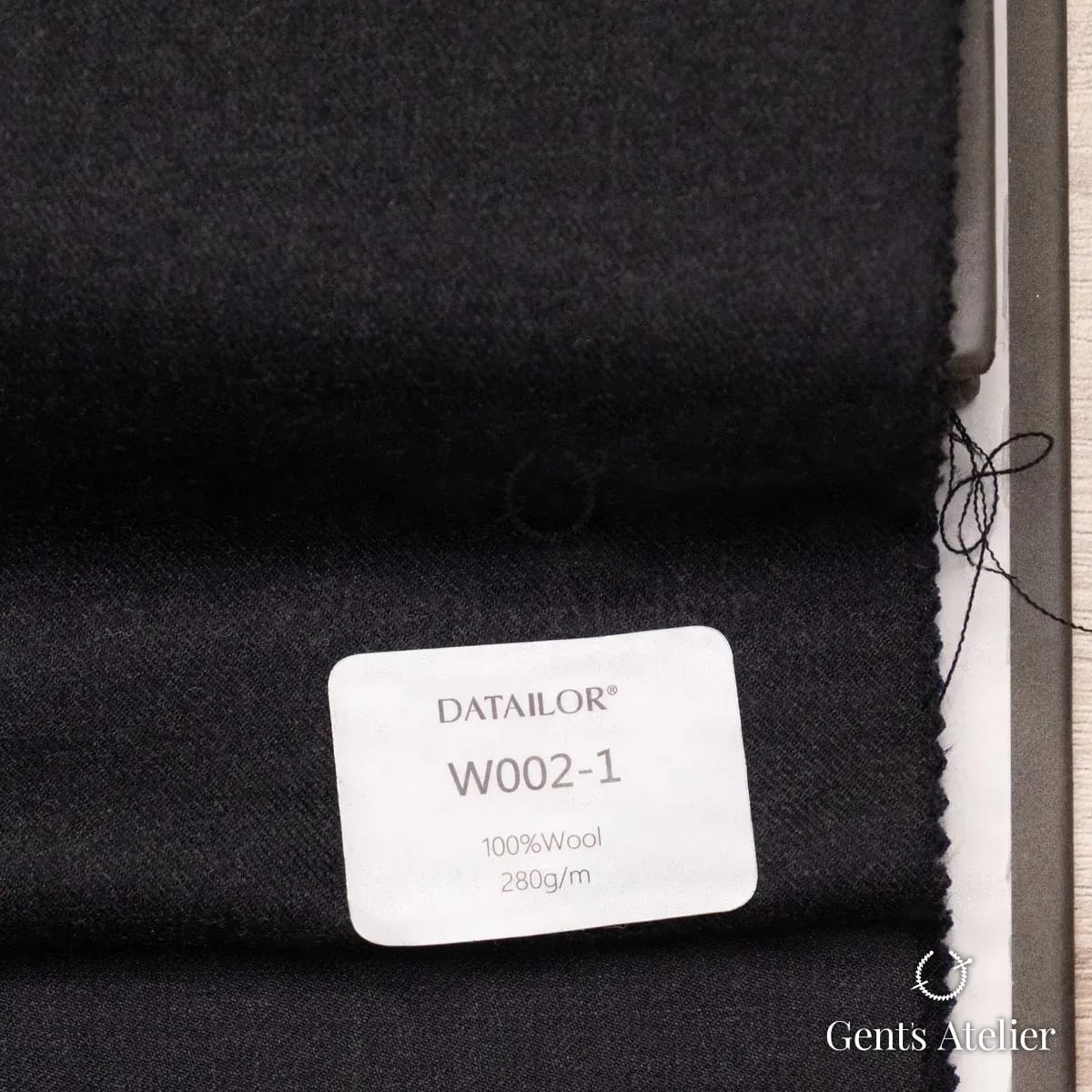 Образец ткани Tailor W002-1 с этикеткой, угольный
