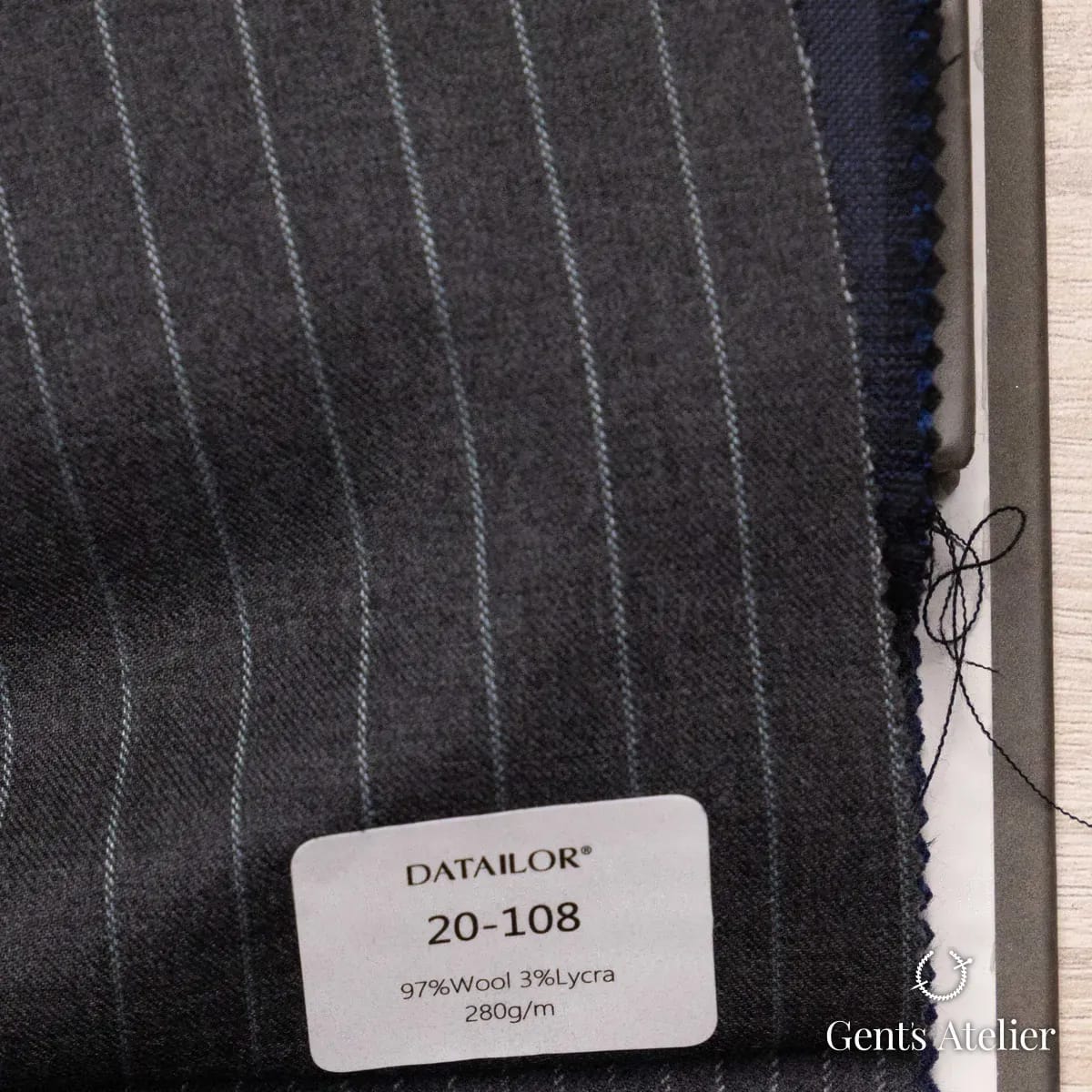 Образец ткани Tailor 20-108 с этикеткой, тёмно-серый