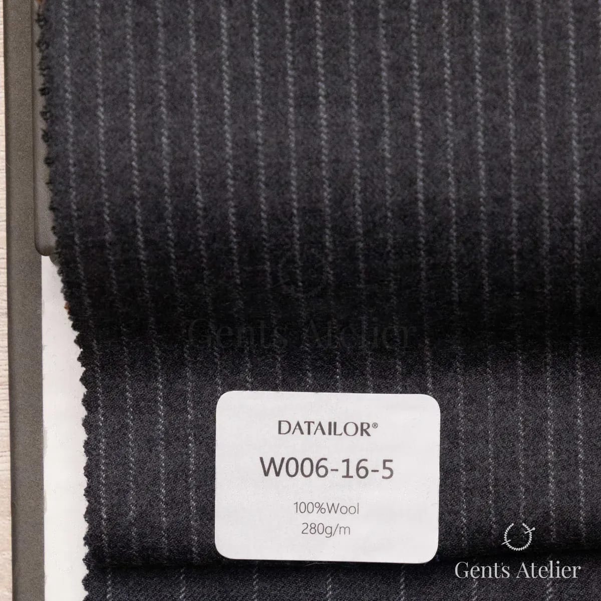Образец ткани Tailor W006-16-5 с этикеткой, угольный
