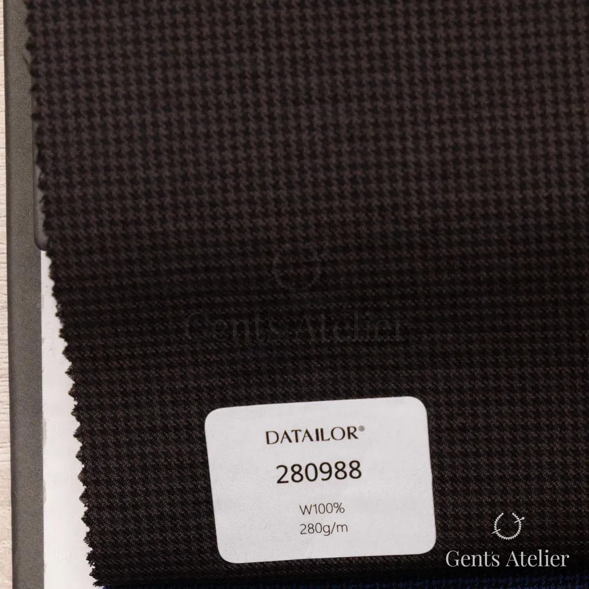 Образец ткани Tailor 280988 с этикеткой, тёмно-коричневый